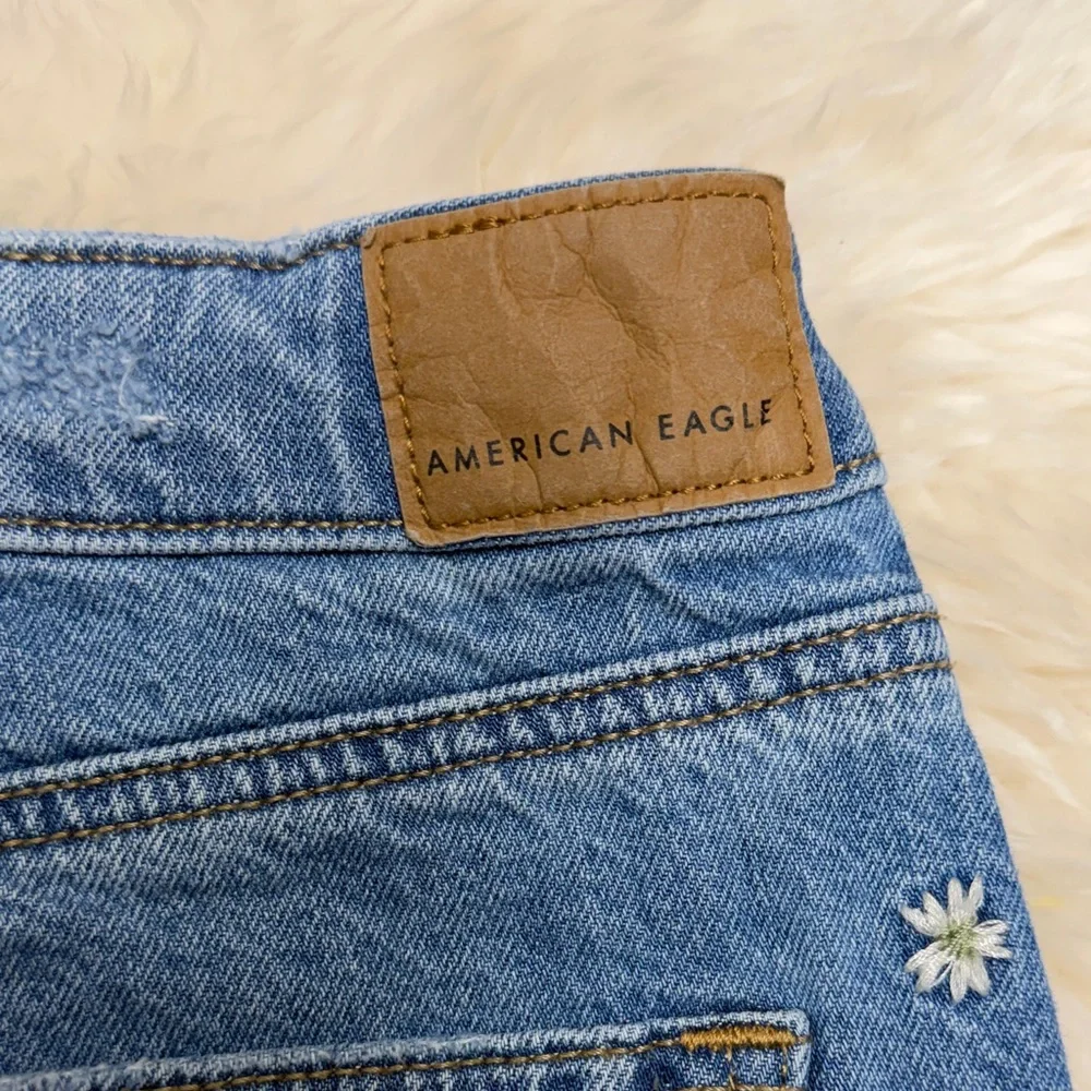American Eagle women’s Embroidered Light Blue Denim raw hem Shorts size 4 - Picture 7 of 11